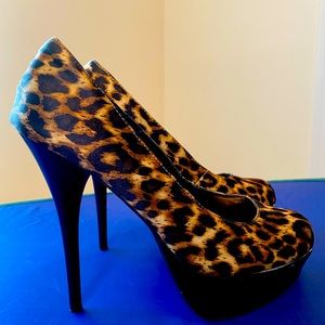 Bamboo Cheetah Print Platform Heels, comfy & sexy. Like new.